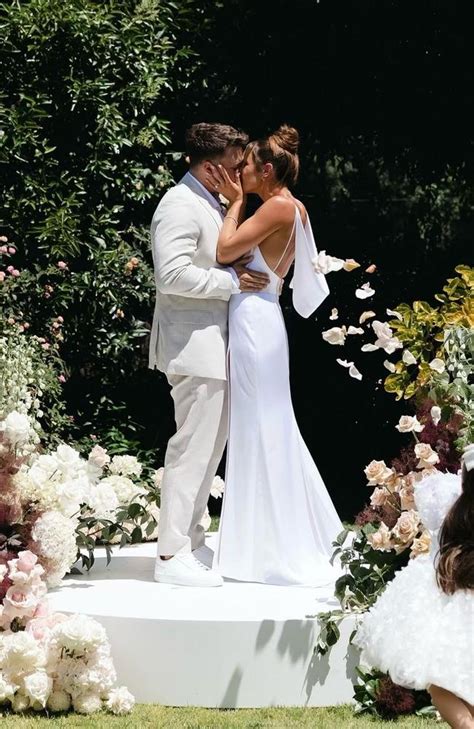 itsines tattle|Personal trainer Kayla Itsines ties the knot in beautiful。